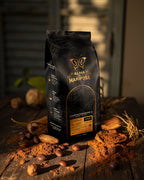 Foto artística bolsa café Bourbon Rojo Honey Alma de Mariposa con cacao en polvo y avellanas ambiente rústico