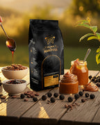 Foto artística bolsa café Colombia Amarillo Red Honey Alma de Mariposa con dulce de leche y moras frescas