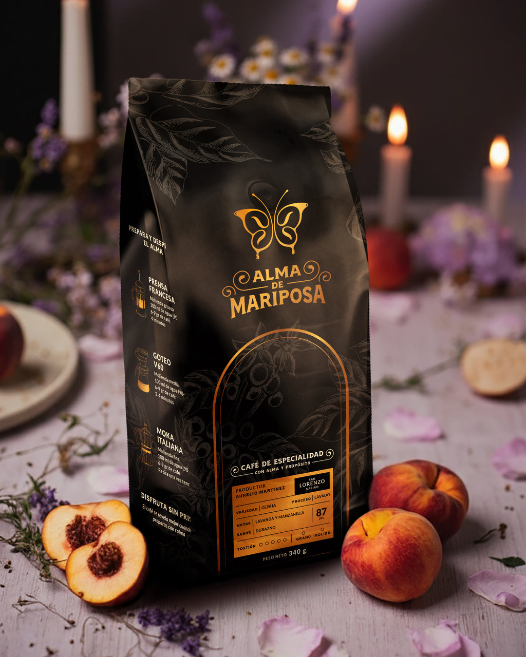Foto artística bolsa café Geisha Alma de Mariposa con duraznos frescos y velas ambiente relajante