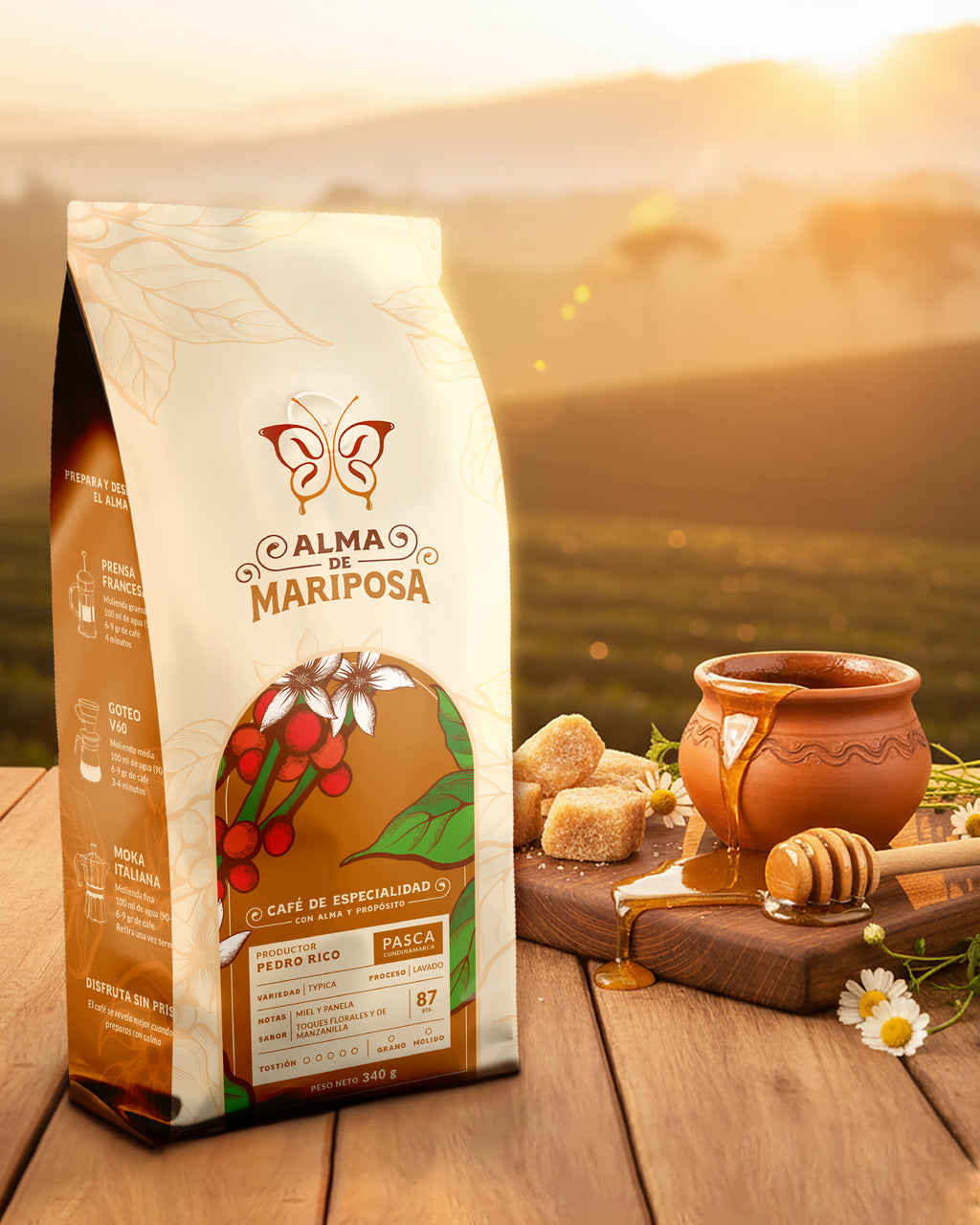 Foto artística bolsa café Typica Pasca Alma de Mariposa con miel panela y flores manzanilla paisaje soleado