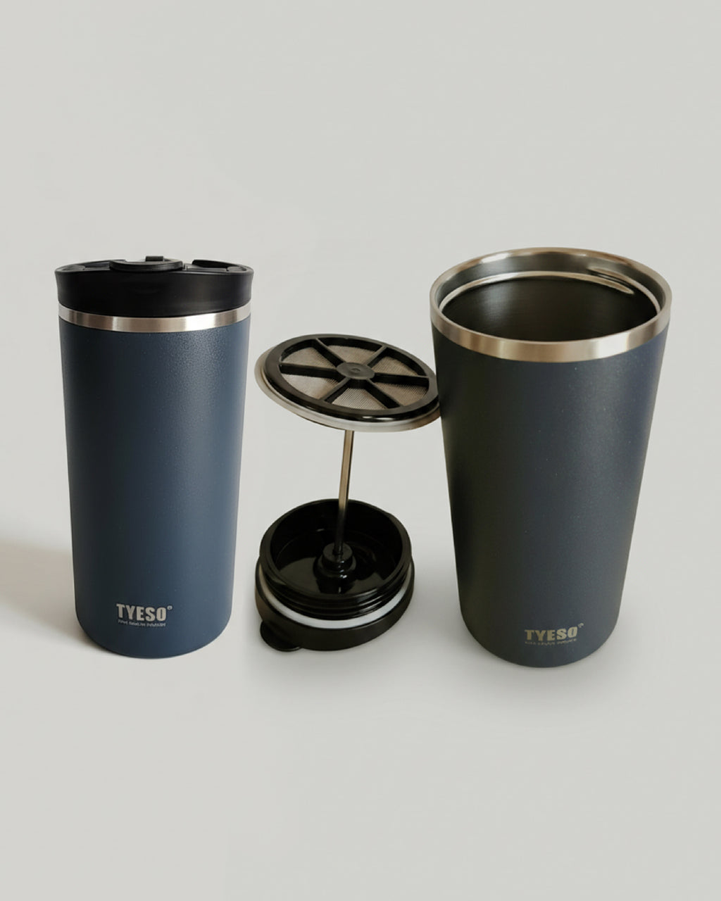 Despiece de termo prensa portátil en acero inoxidable color azul oscuro y negro. Muestra el vaso térmico, la tapa hermética y el émbolo con filtro de malla fina para café de especialidad.