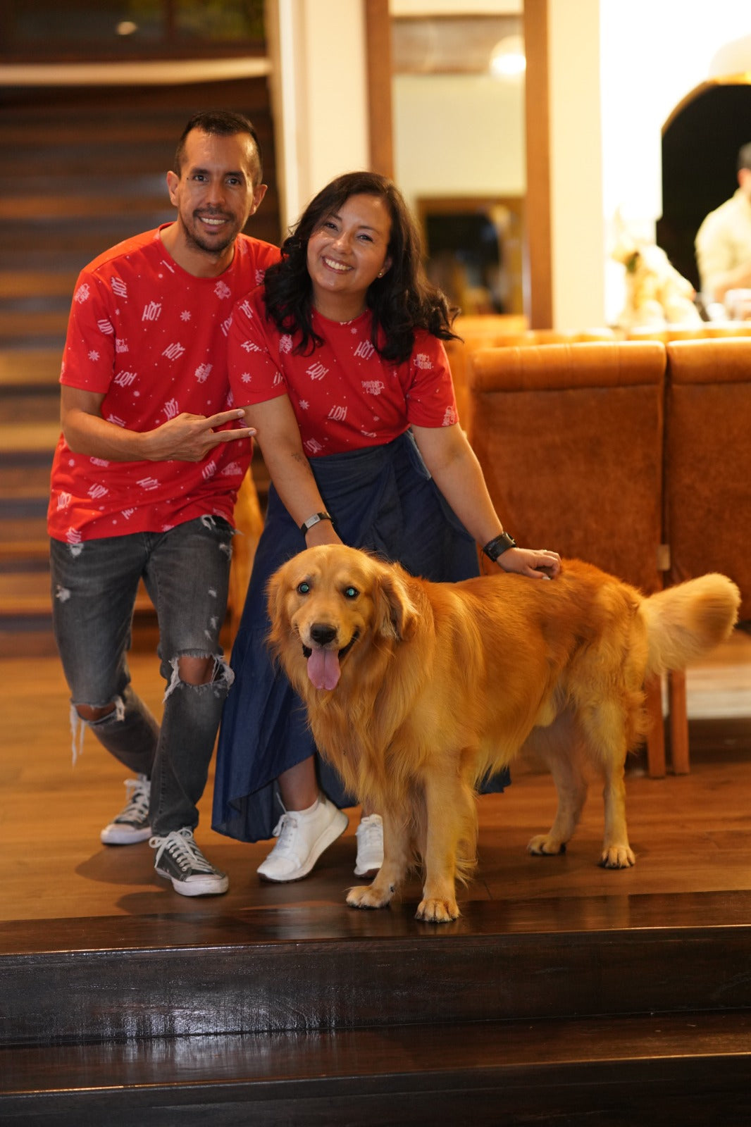 Karen y Daniel fundadores de la marca de café Alma de Mariposa con su perro Golden Retriever
