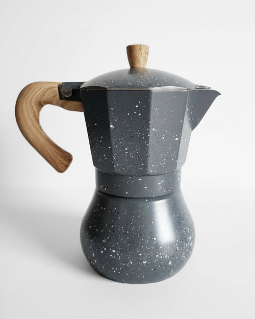 Cafetera Moka de diseño nórdico con acabado tipo granito gris y mango efecto madera clara. Greca moderna de aluminio para preparar café en casa.