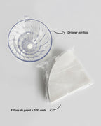 Infografía del Kit de Filtrado Alma de Mariposa que incluye un Dripper V60 de acrílico transparente y un paquete de filtros de papel blancos x 100 unidades.
