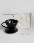 Infografía del Kit de Filtrado Alma de Mariposa que incluye un Dripper V60 de cerámica negra y un paquete de 100 unidades de filtros de papel blancos.