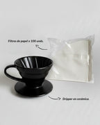 Infografía del Kit de Filtrado Alma de Mariposa que incluye un Dripper V60 de cerámica negra y un paquete de 100 unidades de filtros de papel blancos.