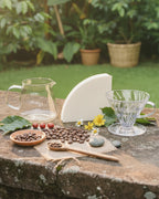 Set de barista con método de goteo en acrílico y server de vidrio, ideal para resaltar las notas del café colombiano.